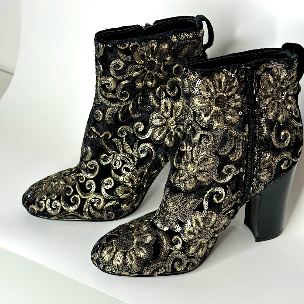 Guess sequin embellished booties BWOB.  Never worn size 8 but fits small.